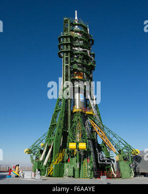 Un sacerdote ortodosso benedice il razzo Soyuz presso il cosmodromo di Baikonur launch pad sabato 9 novembre 22, 2014, in Kazakistan. Lancio del razzo Soyuz è prevista per il mese di novembre 24 e porterà Expedition 42 comandante Soyuz Anton Shkaplerov di l'agenzia Spaziale Federale Russa Roscosmos (), tecnico di volo Terry Virts della NASA , e tecnico di volo Samantha Cristoforetti dell'Agenzia spaziale europea in orbita per iniziare il loro cinque e mezzo mesi di missione sulla Stazione spaziale internazionale. Photo credit: (NASA/Aubrey Gemignani) Foto Stock