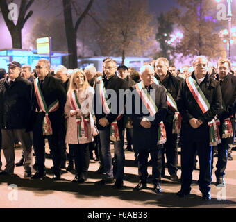 Vicenza, Italia, 15 Nov 2015. Achille Variati Sindaco di Vicenza Città e altri sindaci della provincia con molte persone marciando in memoria delle vittime degli attentati terroristici a Parigi il 14 novembre Credito: FC Italia/Alamy Live News Foto Stock