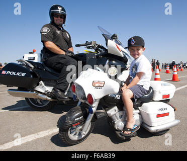 Huntington Beach, California, Stati Uniti d'America. Decimo Sep, 2014. Fullerton residente Bailor Reed, 4, uscì a guardare hsi papà, Fullerton Motor Officer Steve Bailor, competere il mercoledì pomeriggio. ---- La Contea di Orange traffico associazione ufficiali hanno tenuto la loro annuale motore 2014 Rodeo a Huntington Beach State Park in Huntington Beach Mercoledì 10 Settembre, 2014. L'evento di un giorno intero in primo piano il motociclo talenti di oltre un centinaio di motore a funzionari di polizia in tutta la California del Sud compresa la California Highway Patrol, la Los Angeles il dipartimento di polizia e l'Orange County Sheriff's Depar Foto Stock