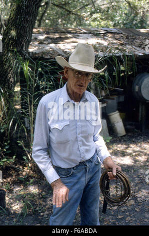 Cow Whip Maker George Junior Mills holding frusta a Okeechobee Foto Stock