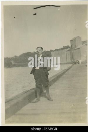 Fotografia degli anni '1920 raffigurante tre donne sedute sui gradini del municipio di Goderich, Ontario, che illustra l'architettura e la vita della comunità dei primi anni del XX secolo. Foto Stock