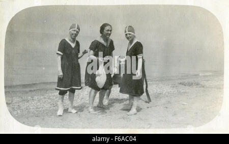 Una fotografia storica del 1920 che mostra Goderich o Kincardine Beach in Ontario, Canada. L'immagine cattura il litorale panoramico e gli amanti della spiaggia locali che si divertono nella zona. Queste città costiere sono famose per le loro pittoresche spiagge lungo il lago Huron. Foto Stock