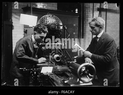 Un ritratto o un riferimento a Hecox, un istruttore CW (Craftsman Work) presso la Machine Shop delle DC Public Schools, catturato in un contesto storico o educativo. L'individuo ha contribuito alla formazione dei futuri commercianti. Foto Stock