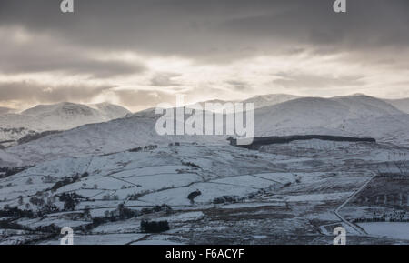 La Snow capped helvellyn gamma guardando dal grande mell cadde Foto Stock