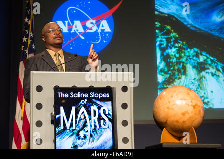 Dwayne Brown, public affairs officer, NASA, parla ad una conferenza stampa per annunciare la presenza di acqua su Marte il lunedì, 28 settembre 2015 alle sedi della NASA a Washington, DC. I risultati vengono presentati in questa settimana alla European Planetary Science Congress in Francia e sono dettagliate in un documento di ricerca intitolata 'Spectral evidenza di sali idrati in salamoia stagionali flussi su Marte.' Photo credit: (NASA/Aubrey Gemignani) Foto Stock