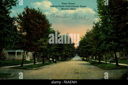 State Street è una strada principale in molte città degli Stati Uniti, spesso utilizzata come area commerciale o commerciale centrale. È noto per i suoi edifici storici, gli affollati spazi commerciali e la vicinanza ai principali monumenti e istituzioni governative. Foto Stock