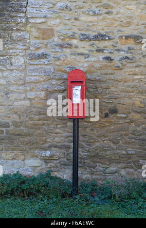 In vecchio stile Red Post Box Foto Stock