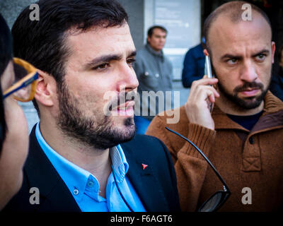 Piazza Cibeles, Madrid, Spagna. Xiv Nov, 2015. I deputati del Partito Comunista di Spagna Izquierda Unida vai ai segni di rispetto per gli attentati di Parigi, convocata presso il Municipio di Madrid, Spagna Credito: Enrique Palacio S./Alamy Live News Foto Stock