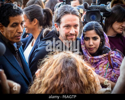 Piazza Cibeles, Madrid, Spagna. Xiv Nov, 2015. I membri del partito politico Podemos, possiamo andare ai segni di rispetto per gli attentati di Parigi, convocata presso il Municipio di Madrid, Spagna Credito: Enrique Palacio S./Alamy Live News Foto Stock