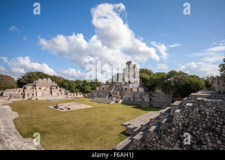 La storia di cinque Piramide e plaza principale delle rovine Maya di Edzna, Campeche, Messico. Foto Stock