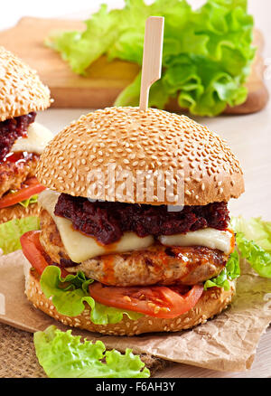 American burger con pollo e pancetta, in casa di salsa barbecue Foto Stock