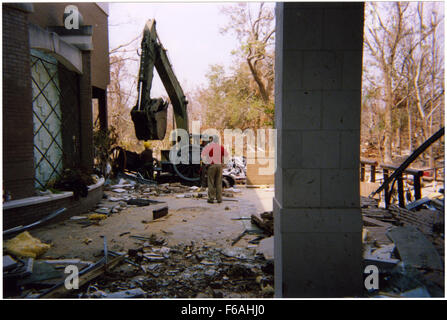 Una fotografia di Biloxi, Harrison County, Mississippi, scattata lunedì 19 settembre, 2005, raffigurante le conseguenze dell'uragano Katrina. Questa immagine cattura la devastazione e la distruzione nella regione dopo la tempesta. Foto Stock