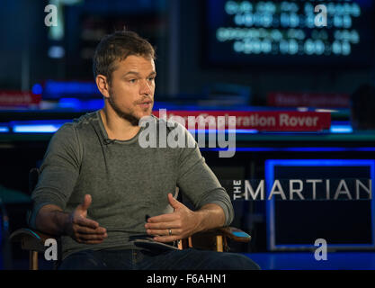 L'attore Matt Damon, che interpreta l'astronauta della NASA Mark Watney in "The Martian", discute il film al Jet Propulsion Laboratory della NASA a Pasadena. La NASA ha fornito consulenza tecnica per il film, che si concentra sull'esplorazione di Marte e sulle future missioni umane. Foto Stock