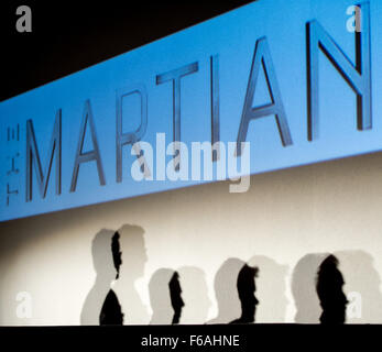 L'astronauta della NASA Drew Feustel, l'attore Matt Damon e il regista Ridley Scott partecipano a una sessione di domande e risposte sull'esplorazione di Marte e sul film "il marziano", con approfondimenti tecnici forniti dagli scienziati della NASA che hanno consultato il film. Foto Stock