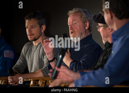 Regista Ridley Scott partecipa a una sessione di domande e risposte su NASA il viaggio su Marte e il film "Il Marziano," Martedì, Agosto 18, 2015, al Regno artista teatro in La Cañada Flintridge, California. Gli scienziati della NASA e ingegneri è servita come consulenti tecnici sulla pellicola. Il film ritrae una visione realistica del clima e la topografia di Marte, sulla base dei dati della NASA, e alcune delle sfide che la NASA volti come ci prepariamo per l'esplorazione umana del pianeta rosso nel 2030s. Photo credit: (NASA/Bill Ingalls) Foto Stock