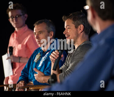 L'attore Matt Damon e l'astronauta della NASA Drew Feustel partecipano a una sessione di domande e risposte sul viaggio su Marte della NASA e sul film "The Martian". Il film riflette le sfide che la NASA deve affrontare nella preparazione per l'esplorazione di Marte negli anni '2030 Foto Stock