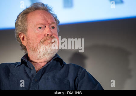 Regista Ridley Scott partecipa a una sessione di domande e risposte su NASA il viaggio su Marte e il film "Il Marziano," Martedì, Agosto 18, 2015, al Regno artista teatro in La Cañada Flintridge, California. Gli scienziati della NASA e ingegneri è servita come consulenti tecnici sulla pellicola. Il film ritrae una visione realistica del clima e la topografia di Marte, sulla base dei dati della NASA, e alcune delle sfide che la NASA volti come ci prepariamo per l'esplorazione umana del pianeta rosso nel 2030s. Photo credit: (NASA/Bill Ingalls) Foto Stock