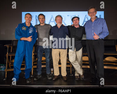 L'astronauta della NASA Drew Feustel si unisce all'attore Matt Damon, al regista Ridley Scott, all'autore Andy Weir e al Jim Green della NASA per una discussione sull'esplorazione di Marte della NASA e sul film "The Martian", che incorpora i dati scientifici e le sfide della NASA sull'esplorazione di Marte. Foto Stock