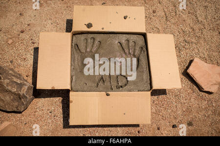 L'attore Matt Damon, star di "The Martian", lascia le impronte delle mani al Jet Propulsion Laboratory della NASA a Pasadena, California, il 18 agosto 2015. Il film, basato sui dati della NASA, descrive realisticamente il clima e la topografia di Marte, nonché le sfide per l'esplorazione umana di Marte. Foto Stock