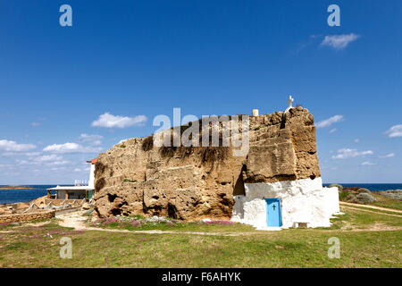 Greco-ortodossi cappella scolpita nella roccia, nell'isola di Skyros, Le Sporadi, centrale del mar Egeo in Grecia. Foto Stock