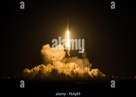 Il razzo Antares è stato lanciato dal Pad-0A al Mid-Atlantic Regional Spaceport, trasportando la navicella Cygnus per la missione di rifornimento Orbital-3 della NASA alla stazione spaziale Internazionale. Foto Stock