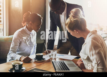 Un gruppo di persone di affari, imprenditore concetto, nero uomo d affari spiegando business plan Foto Stock