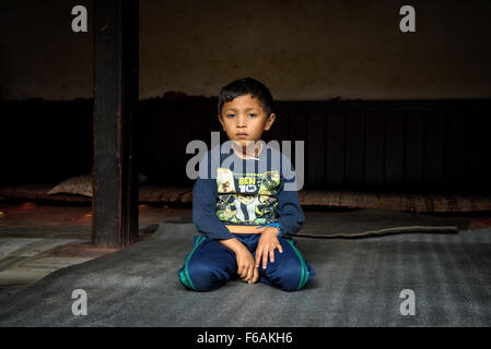 Giovane ragazzo diventa un principiante in un tempio buddista a Kathmandu in Nepal Foto Stock