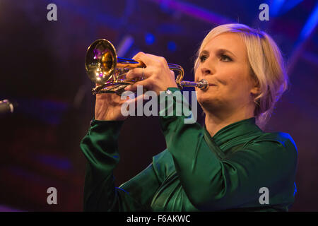 Londra, Regno Unito. 15 Novemebr 2015. Prestazioni da British tromba solista Alison Balsom. La superstar di balletto e Strictly Come Dancing giudice Darcey Bussell interruttori del 2015 le luci di Natale in Regent Street. Le luci 2015 intitolato Eleganza senza tempo sono sponsorizzati da Jo Malone. Credito: Immagini vibranti/Alamy Live News Foto Stock