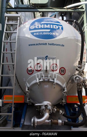 La polvere in massa tanker appartenenti alla società di Schmidt che mostra vari dettagli del veicolo in corrispondenza di un punto di carico di argilla a sfera Foto Stock
