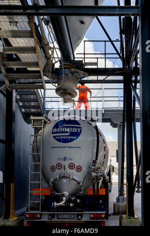 La polvere in massa tanker appartenenti alla società di Schmidt essendo guidato in posizione da un operatore a un punto di carico di argilla a sfera Foto Stock