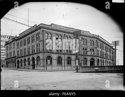 Questa immagine mostra la New Zealand Loan & Mercantile Agency Company Ltd, storicamente significativa nel settore agricolo e finanziario della nuova Zelanda. Situata all'angolo di Albert Street, questa istituzione ha svolto un ruolo chiave nello sviluppo economico della nuova Zelanda tra la fine del XIX e l'inizio del XX secolo. Foto Stock