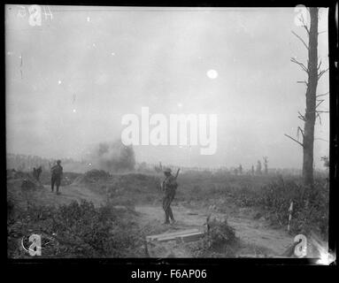 Un guscio lo scoppio vicino a Nuova Zelanda truppe, Bailleul, Guerra Mondiale Foto Stock