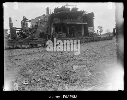 Nuovo Zealanders cercando la fabbrica di zucchero in Bapaume, Guerra Mondiale Foto Stock