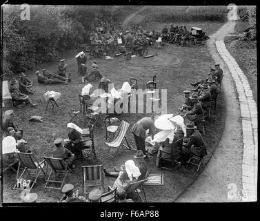 Gli infermieri della Nuova Zelanda Ospedale stazionario dare un giardino Foto Stock