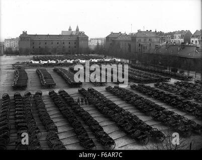 Questa fotografia mostra file di veicoli militari neozelandesi per il trasporto a Mulheim, Germania. L'immagine cattura le operazioni logistiche coinvolte negli schieramenti militari, mostrando i veicoli predisposti per il trasporto o la preparazione durante le operazioni militari. Foto Stock
