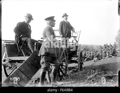 Sir Joseph Ward rivolgendosi a un gruppo di irrigidire in Francia durante il Foto Stock