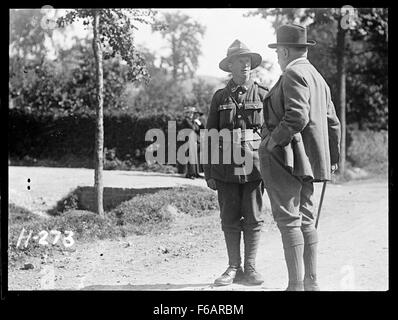 Sir Thomas MacKenzie parlando con una nuova zelanda soldato in Foto Stock