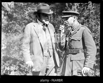 Sir Thomas MacKenzie colloqui con la Nuova Zelanda corrispondente di guerra Foto Stock