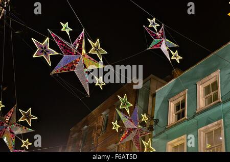 Illuminato stelle facente parte del 2015 le luci di Natale su Carnaby Street, London, England, Regno Unito Foto Stock