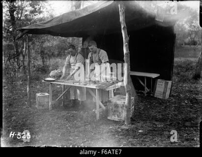 Due uomini preparare torte e salsiccia rotoli per l'Otago Foto Stock