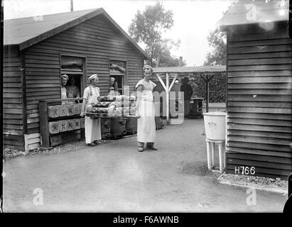 Questa fotografia raffigura lavoratori che trasportano pane appena sfornato presso la New Zealand Field Bakery di Rouen durante la prima guerra mondiale. La panetteria, gestita dai soldati neozelandesi, faceva parte dello sforzo bellico per fornire cibo fresco alle truppe di stanza in Francia. Foto Stock