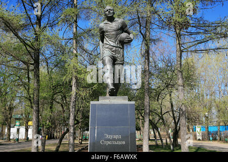 Monumento al calciatore sovietico Eduard Streltsov (1937-1990) di FC Torpedo Mosca a Mosca, Russia Foto Stock