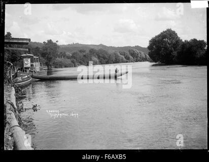 Questa fotografia cattura un momento di atterraggio sul fiume Whanganui vicino a Taumarunui, nuova Zelanda. Il fiume è noto per la sua bellezza paesaggistica e il suo significato storico, in particolare come percorso di trasporto per le comunità Māori e i coloni europei nel XIX secolo. Foto Stock