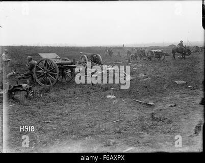 Pistole in un catturato batteria tedesca a Grevillers, Francia, durante Foto Stock