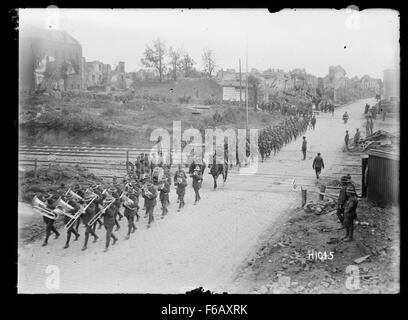 Una nuova Zelanda Battaglione passando attraverso la riconquistò Bapaume, Guerra Mondiale Foto Stock