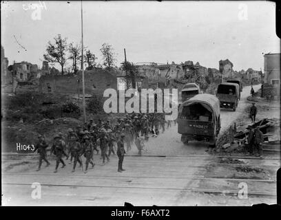 Una nuova Zelanda Battaglione passando attraverso la riconquistò Bapaume, Guerra Mondiale Foto Stock