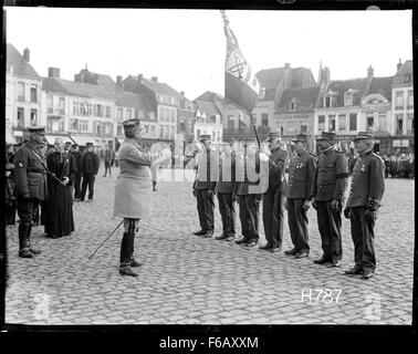 Questa fotografia cattura l'ispezione dei soldati veterani francesi durante le celebrazioni della Fête Nationale, un evento che si tiene ogni anno in Francia per onorare il patrimonio militare e storico del paese. I soldati, vestiti con uniformi cerimoniali, partecipano a un tributo nazionale alle forze armate francesi. Foto Stock