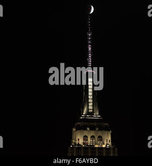 Un perigeo luna piena, o supermoon, è visto durante un'eclissi lunare totale di Domenica, Settembre 27, 2015 in New York City. La combinazione di un supermoon e eclissi lunare totale ultimo si è verificato nel 1982 e non accadrà di nuovo fino al 2033. Photo credit: (NASA/Joel Kowsky) Foto Stock