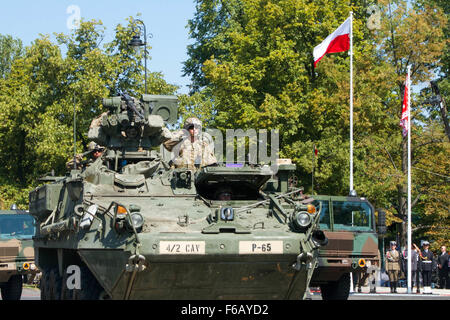 Stati Uniti Soldati con Papa truppa, 4° Stormo, 2° reggimento di cavalleria operare Stryker veicoli nelle forze armate polacche parata del giorno durante il funzionamento Atlantic risolvere, a Varsavia, Polonia, 15 agosto 2015. Stati Uniti e nazioni partner condotta terra, mare e aria esercizi e mantenuto una presenza di rotazione al fine di rafforzare la sicurezza della NATO agli impegni in Europa. (U.S. Esercito foto di Spc. Marcus Floyd/rilasciato) Foto Stock