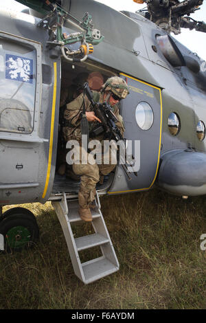 Un U.S. Soldato assegnato al primo battaglione, 503rd Reggimento di Fanteria, 173rd Airborne Brigade Combat Team esce un russo Air Force Mil Mi-17 elicottero mentre si conduce a caldo e a freddo per la formazione di carico durante la fase di esercizio Allied Spirit II presso l'U.S. Dell'esercito multinazionale comune disponibilità centro in Hohenfels, Germania, Agosto 18, 2015. Allied spirito è una multinazionale di forza a terra esercizio progettata per aumentare l'interoperabilità tra gli Stati Uniti e le forze NATO. (U.S. Esercito foto di Spc. Shardesia Washington/rilasciato) Foto Stock